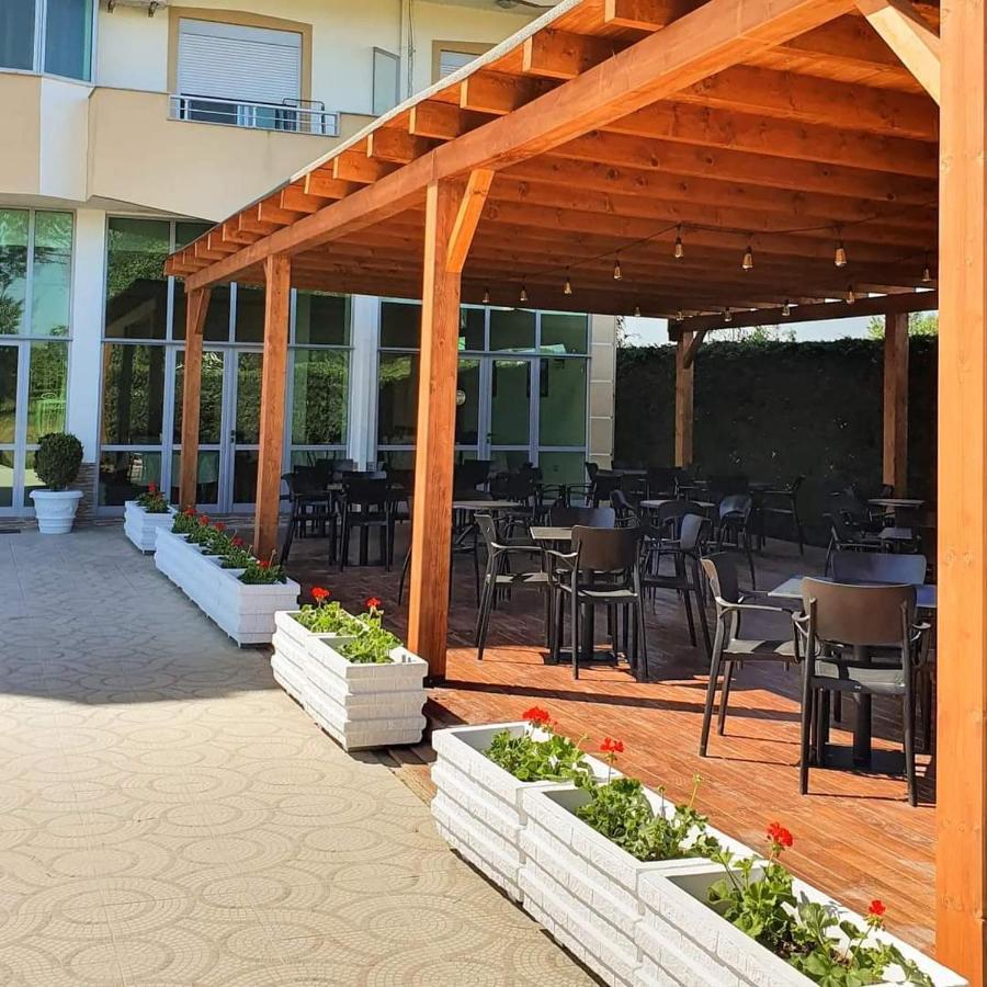 Risus Hotel Golem  Buitenkant foto