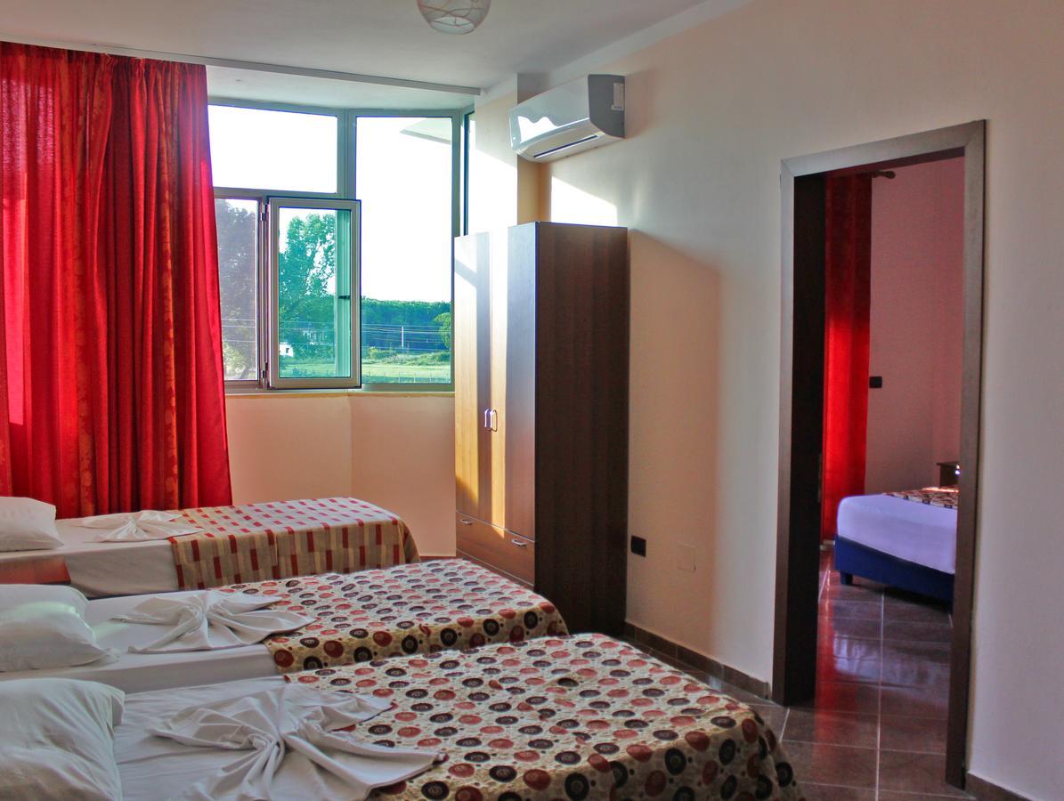 Risus Hotel Golem  Buitenkant foto