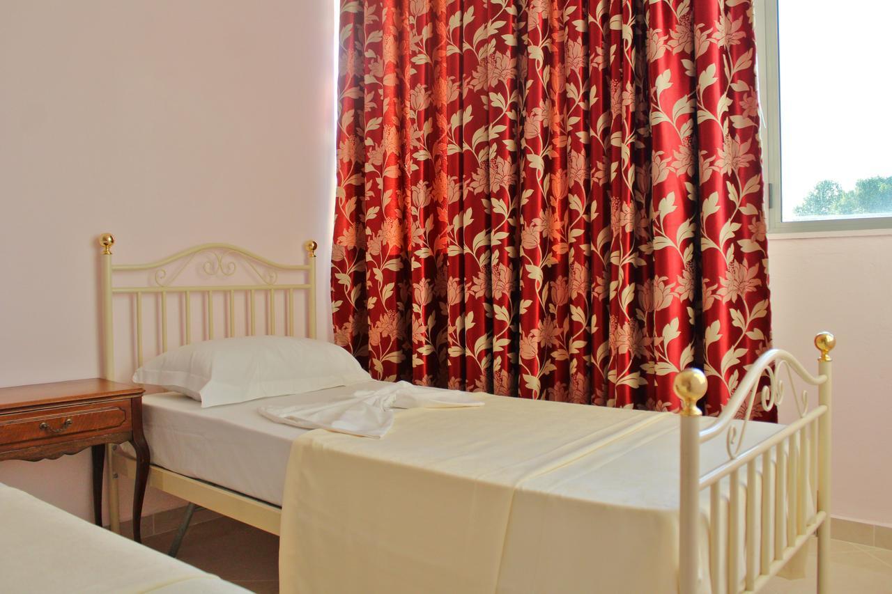 Risus Hotel Golem  Buitenkant foto
