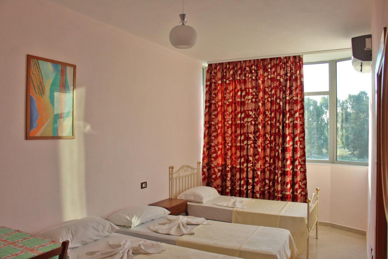Risus Hotel Golem  Buitenkant foto