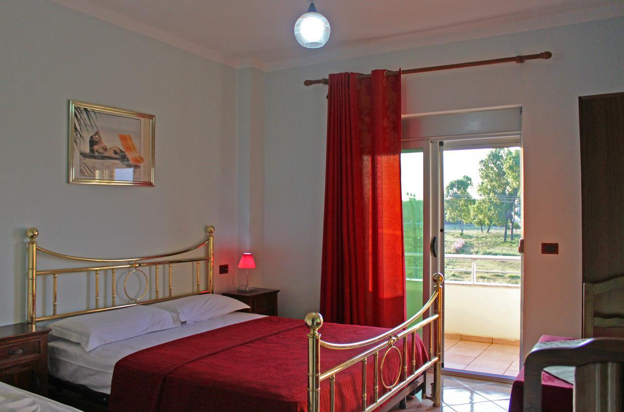 Risus Hotel Golem  Buitenkant foto